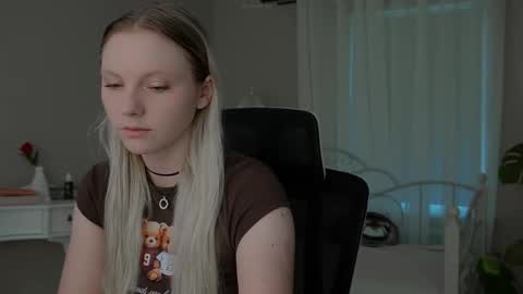 Snapshot of _penisflytrap_ chatting on 10.31.25 Viktoria online show from 10.31.25