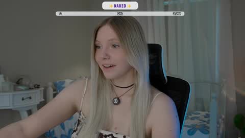 Snapshot of _penisflytrap_ chatting on 11.11.25 Viktoria online show from 11.11.25