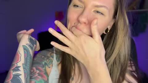  HADLY today day-off see u online 0112  online show from 02.11.25