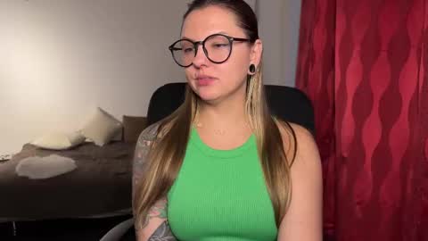  HADLY today day-off see u online 0112  online show from 09.29.25