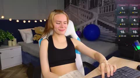 Snapshot of _ramona__ chatting on 09.28.25 im Amy online show from 09.28.25