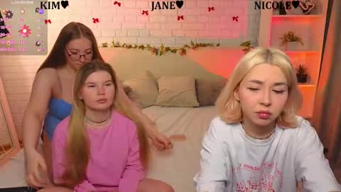 Merlizz Eva Jane Mila Nicole  left to right  online show from 04.12.26