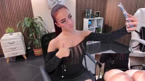 Snapshot of _redfoxxx_ chatting on 09.17.25 You can tell me Mariana online show from 09.17.25