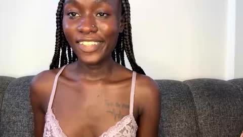 Snapshot of _sweejewel chatting on 10.24.25 _sweejewel online show from 10.24.25