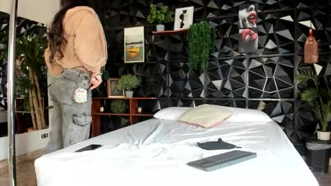 Snapshot of _valentina_69 chatting on 10.17.25 _valentina_69 online show from 10.17.25