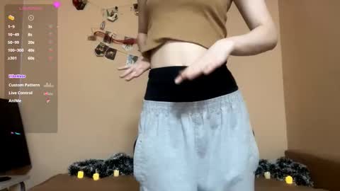 Snapshot of _velvetvibe_ chatting on 12.18.25 Mia online show from 12.18.25