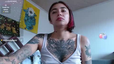 Snapshot of _zoebakers chatting on 11.06.25 Zoe online show from 11.06.25