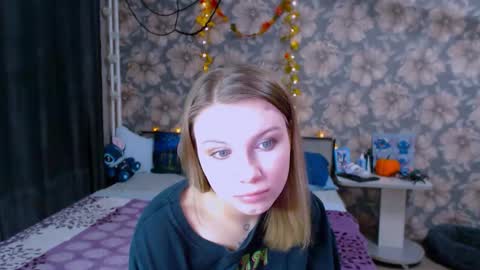 Snapshot of aalicebubble chatting on 10.23.25 Alice online show from 10.23.25