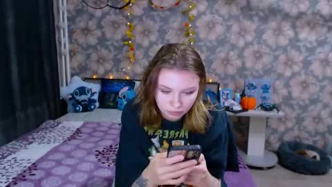 Snapshot of aalicebubble chatting on 10.27.25 Alice online show from 10.27.25