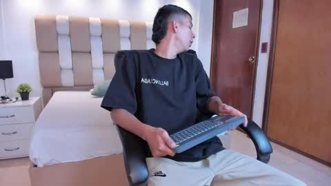 Aaron online show from 04.11.26