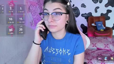 Snapshot of abbie_senjen chatting on 10.11.25 April online show from 10.11.25