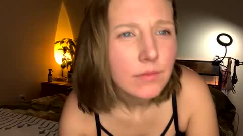Snapshot of abbienextdoor chatting on 01.12.25 Abbie online show from 01.12.25
