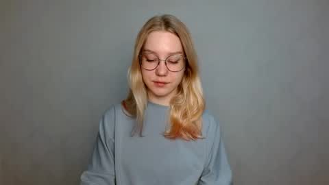 Snapshot of abbymoore__ chatting on 03.05.25 Abby Lovense is active online show from 03.05.25