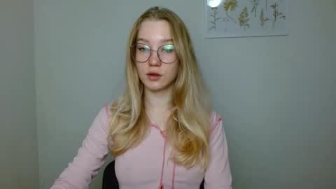 Snapshot of abbymoore__ chatting on 09.28.25 Abby Lovense is active online show from 09.28.25