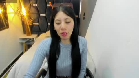 Abril Fox online show from 04.07.26