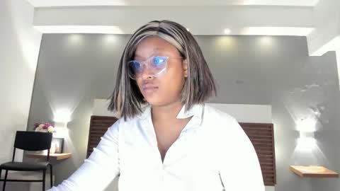 Snapshot of adelehottman chatting on 11.27.25 Adele online show from 11.27.25