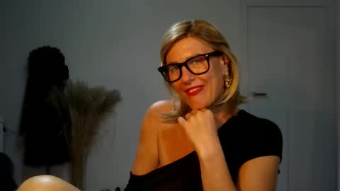 Snapshot of adelemilf40 chatting on 10.02.25 adelemilf40 online show from 10.02.25