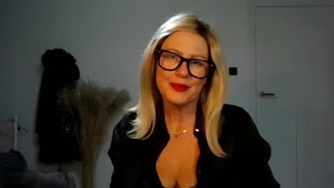 Snapshot of adelemilf40 chatting on 10.23.25 adelemilf40 online show from 10.23.25
