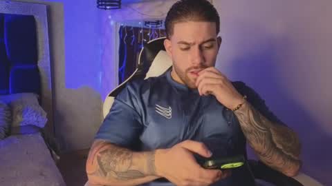 Snapshot of ades_lowe chatting on 11.10.25 Ades online show from 11.10.25