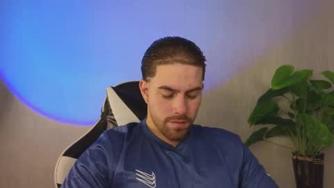 Snapshot of ades_lowe chatting on 11.27.25 Ades online show from 11.27.25