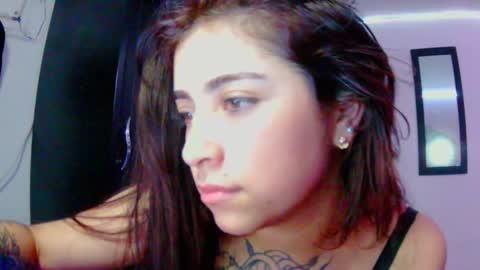 Snapshot of adri_gomez1 chatting on 11.12.25 online show from 11.12.25