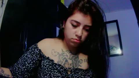 Snapshot of adri_gomez1 chatting on 11.21.25 online show from 11.21.25