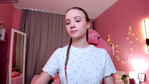 Snapshot of adria_arjona chatting on 11.30.25 Eva online show from 11.30.25