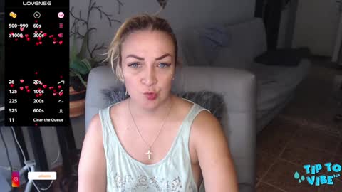 Snapshot of adrianapdes chatting on 01.21.25 Adriana Paredes online show from 01.21.25