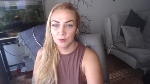 Snapshot of adrianapdes chatting on 01.28.25 Adriana Paredes online show from 01.28.25