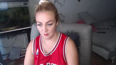 Snapshot of adrianapdes chatting on 02.04.25 Adriana Paredes online show from 02.04.25