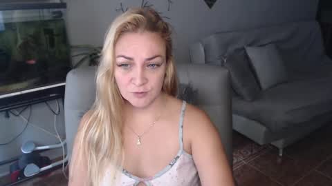 Snapshot of adrianapdes chatting on 02.17.25 Adriana Paredes online show from 02.17.25