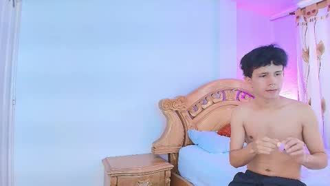 Snapshot of adrien_twink chatting on 10.16.25 Arien online show from 10.16.25
