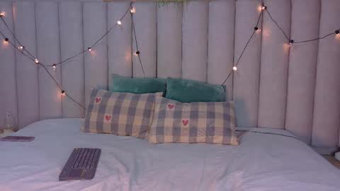 Snapshot of ahslyevans__ chatting on 04.02.26 AHSLY online show from 04.02.26