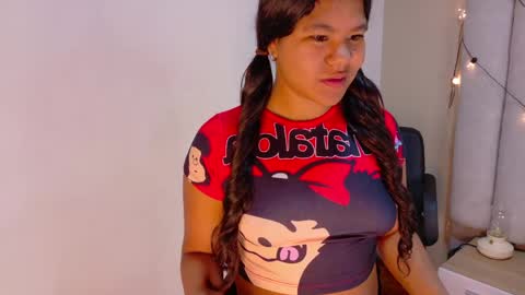 Snapshot of ahslyevans__ chatting on 04.05.26 AHSLY online show from 04.05.26