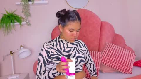 Snapshot of ahslyevans__ chatting on 04.16.26 AHSLY online show from 04.16.26