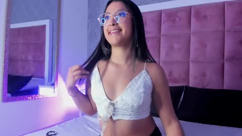 Snapshot of ailenaranda chatting on 10.21.25 Ailen online show from 10.21.25