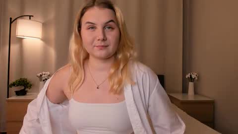 Snapshot of aishaspeak chatting on 11.18.25 Hermione online show from 11.18.25