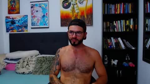 Snapshot of akiles_r chatting on 02.05.25 akiles online show from 02.05.25