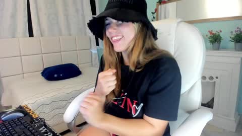 Snapshot of alaia_greyy chatting on 01.11.25 Alaia online show from 01.11.25