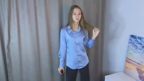 Snapshot of alaynaschoville chatting on 10.25.25 Lola online show from 10.25.25