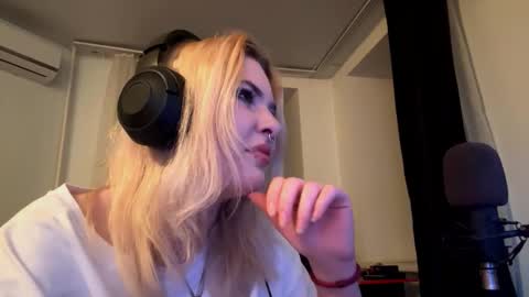 Snapshot of aldabadgero chatting on 11.23.25 Sofia online show from 11.23.25