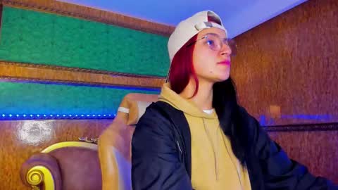 Snapshot of ale_sweety_ chatting on 12.17.25 Aleja Online GTM-5 700 1400 online show from 12.17.25