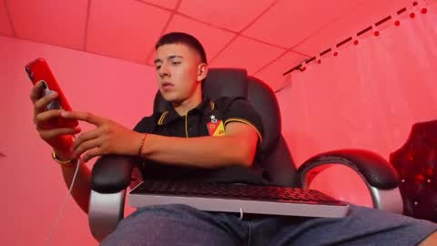 Snapshot of aleckk_boy chatting on 11.12.25 Aleck Boy online show from 11.12.25