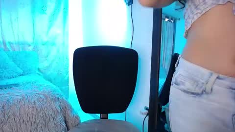 Snapshot of aleeehsanz chatting on 12.17.24 online show from 12.17.24