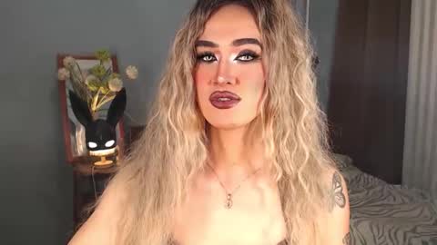 Snapshot of aleinacroft chatting on 10.05.25 aleinacroft online show from 10.05.25