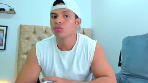 Snapshot of alejostrong chatting on 09.17.25 alejostrong online show from 09.17.25