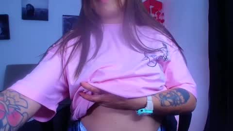 Snapshot of aleska_dollx chatting on 01.05.25 QUEEN OFF MILk IM BACK 15 NOV online show from 01.05.25