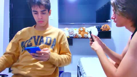 Snapshot of alex_and_fabian chatting on 12.21.25 sneider online show from 12.21.25