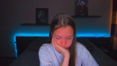Snapshot of alexabarkley chatting on 06.05.26 angel online show from 06.05.26