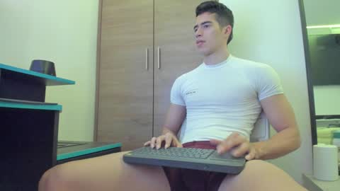 Snapshot of alexander__lips chatting on 01.31.25 alexander__lips online show from 01.31.25